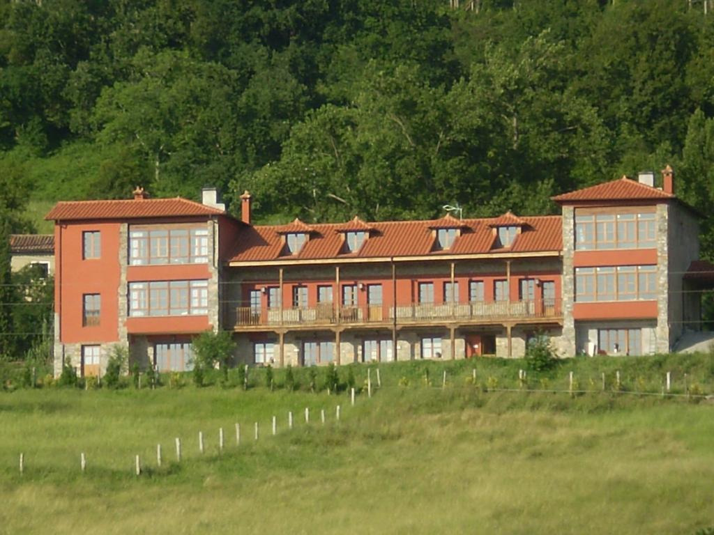 Escuelas De Fuentes Вальявисьоса Экстерьер фото