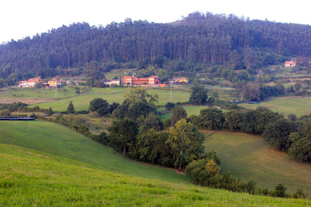 Escuelas De Fuentes Вальявисьоса Экстерьер фото